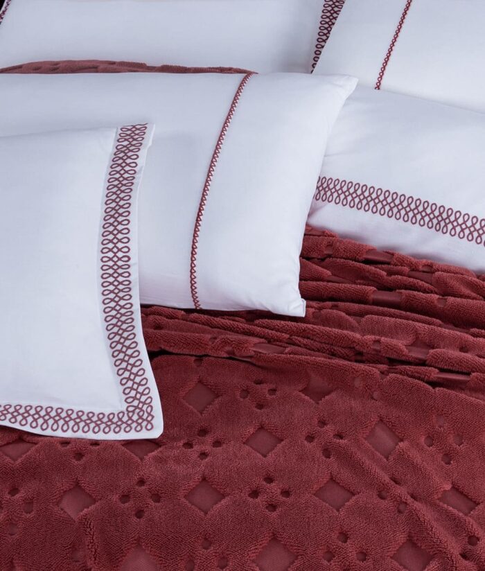 Royal 7 dalių burgundiškos spalvos patalynės komplektas – 100 % medvilnė, su siuvinėjimais, voko tipo pagalvėmis ir lovatiese