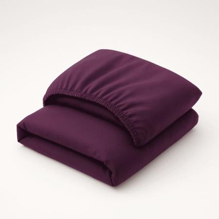 Tamsiai violetinė paklodė su guma Plum (1) plum tamsiai violetinės spalvos premium satino paklodė su guma